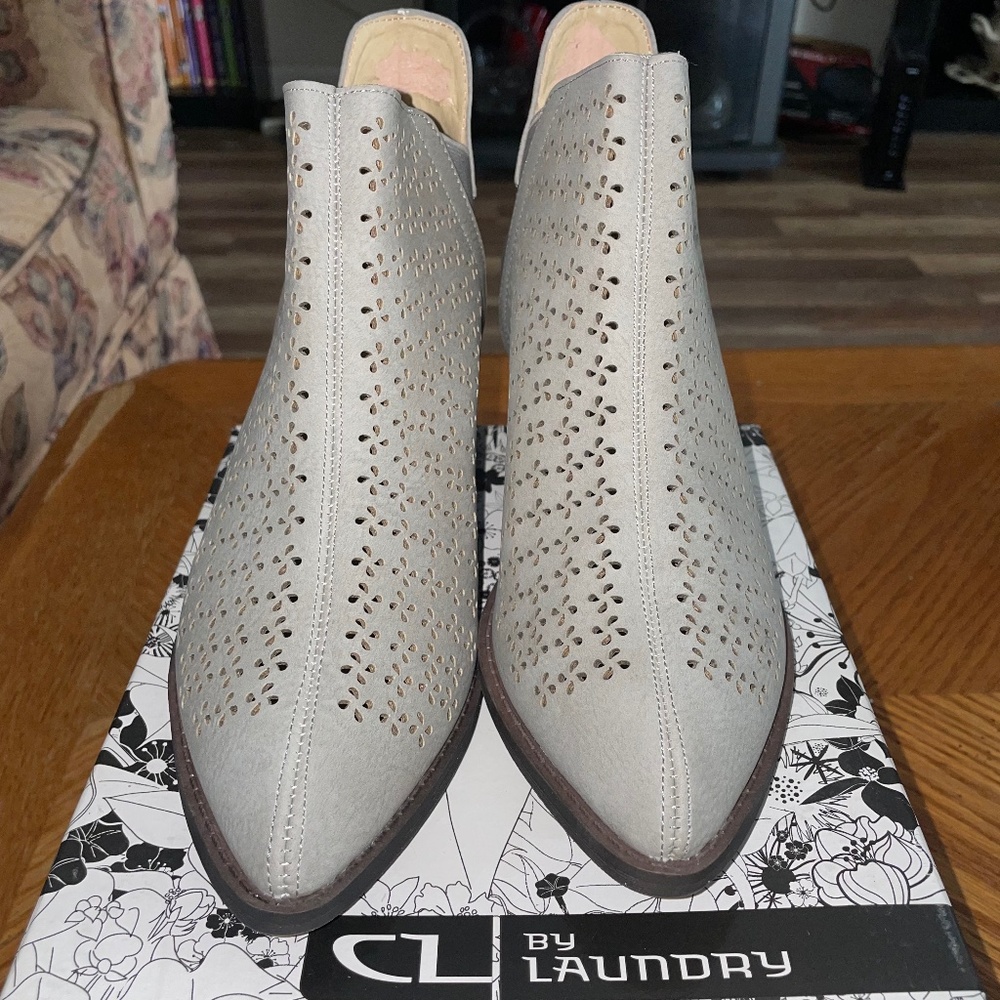 CL by  Laundry Women's Cambria Ankle Boot Gray Nubuck Size 7.5